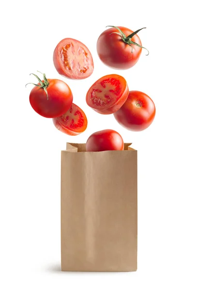 Tomates Voadores Saco Papel Reciclável Isolado Fundo Branco — Fotografia de Stock