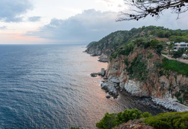 Gün batımında kıyıda uçurum, bir gözcü noktasından görüş.