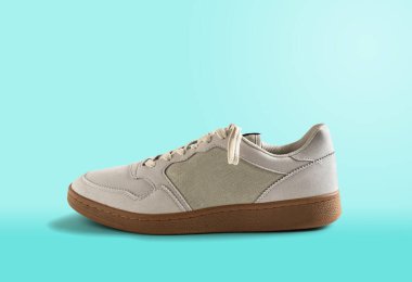 Erkek ayakkabısı mavi arka planda izole edilmiş. Erkek ayakkabısı..