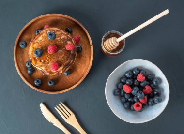 Taze yaban mersini, ahududu ve ballı ev yapımı krepler. en üstteki görünüm