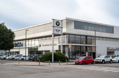 Barcelona, İspanya 04.08.2025, Barcelona Premium Araba Galerisi BMW ve Mini Markalar