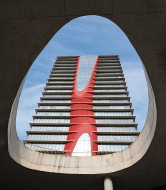 Barcelona, İspanya 04.08.2025, Torre Realia BCN oval beton açıklıktan görülüyor