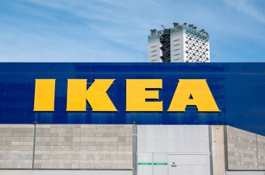 Barcelona, İspanya 04.08.2025, IKEA logosu mavi gökyüzünün altında modern bina cephesinde parlıyor