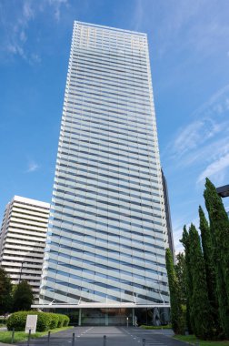 Barcelona, İspanya 04.08.2025, Modern cam gökdelen Puig Brands Torre 1