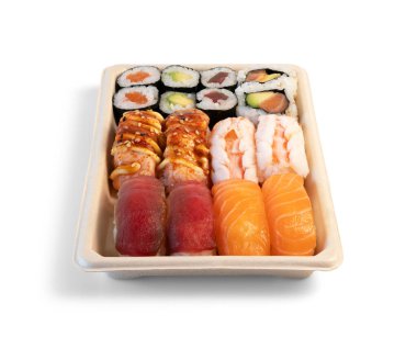 Renkli suşi parçaları geri dönüşümlü bir kabın içine yerleştirilmiş, teslimat ya da paket servis için hazır.