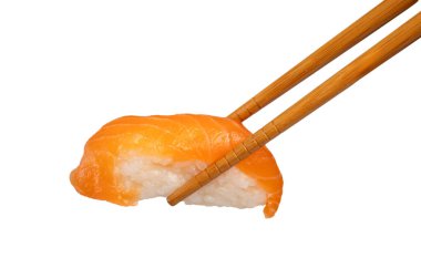 Somon nigiri sushi, yemek çubuklarıyla tutulmuş, beyaz arka planda izole edilmiş, yenmeye hazır.