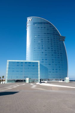 Barcelona, İspanya 15.09.2025, Barcelona, İspanya 'da Barceloneta Sahili' ndeki W Barcelona Oteli 'nin modern mimarisi.