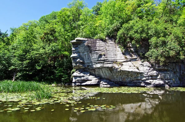 Kamenný Útes Břehu Řeky Slunečného Dne Buki Čerkasy Kraj Ukrajina — Stock fotografie