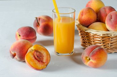 Bir cam kabı ve peaches beyaz bir tablo şeftali suyu.