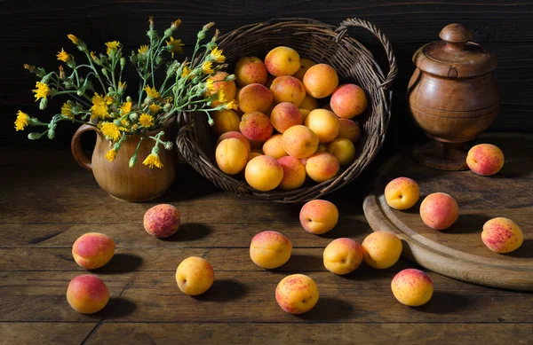 Albaricoques Una Cesta Ramo Flores Amarillas Sobre Una Mesa Madera — Foto de Stock