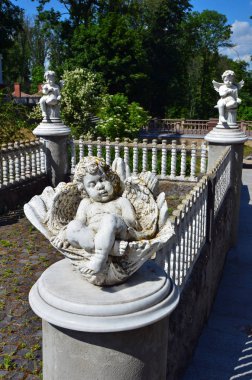 Hoetsky manor, Tomashevka, Kiev region, Ukrayna meleklere heykelleri. Açık havada dikey vurdu.