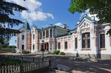 Antik palace güneşli bir parkta. Hoetsky manor, Tomashevka, Kiev region, Ukrayna. Açık havada çekim yatay.
