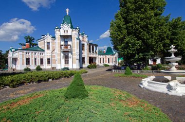 Antik palace Park bir çeşme ile. Hoetsky manor, Tomashevka, Kiev region, Ukrayna. Açık havada çekim yatay.