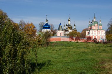 Sviato-Troitskyi Manastırı Gustynya sonbahar ağaçlarda bir arka plan üzerinde. Chernihiv bölgesi. Ukrayna. Açık havada çekim yatay.