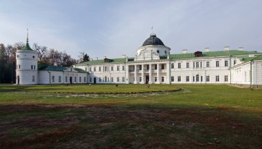 Güneşli bir günde Kachanivka sonbaharda Manor Tarnovskikh. Chernihiv bölgesi Ukrayna. Yatay açık atış.
