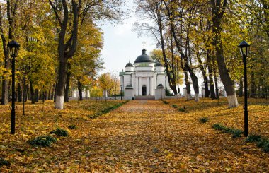 Emlak Kachanovka sonbahar arka planda sarı yaprakların kilisede. Chernihiv bölgesi. Ukrayna. Yatay açık atış.