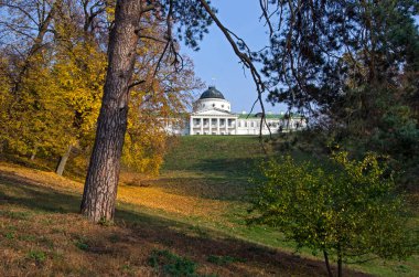 Manor Tarnovsky Kachanivka güneşli bir sonbahar ağaçları arasında içinde. Chernihiv bölgesi Ukrayna. Yatay açık atış.
