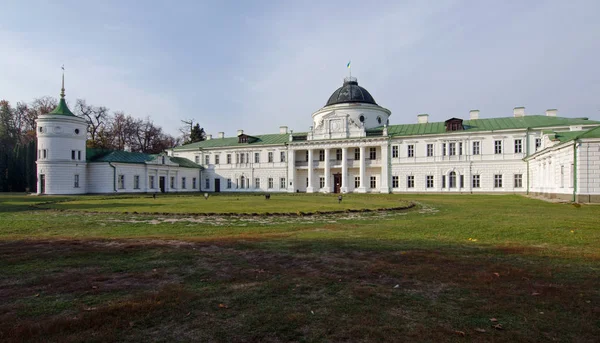 Güneşli bir günde Kachanivka sonbaharda Manor Tarnovskikh. Chernihiv bölgesi Ukrayna. Yatay açık atış.