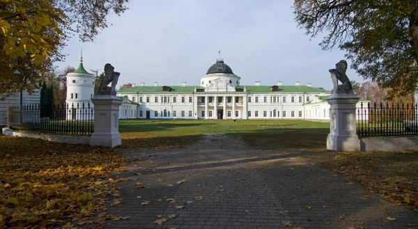 Entrada Central Mansión Tarnovskikh Kachanivka Fondo Los Árboles Otoño Día — Foto de Stock