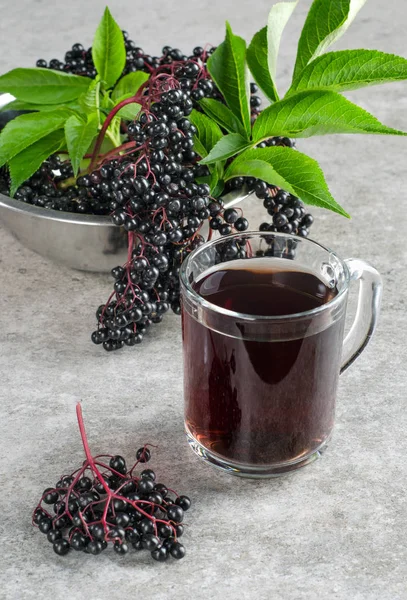 배경에 Elderberry 열매의 클러스터 — 스톡 사진