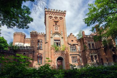 Bulutlarda Manor Dakhovsky, Leskovo, Cherkasy Bölgesi, Ukrayna ile antik palace gökyüzüne karşı Gotik tarzı. Açık havada çekim yatay.