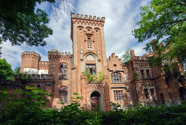 Bulutlarda Manor Dakhovsky, Leskovo, Cherkasy Bölgesi, Ukrayna ile antik palace gökyüzüne karşı Gotik tarzı. Açık havada çekim yatay.