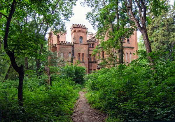 Park Manor Dakhovsky, Leskovo, Cherkasy Bölgesi, Ukrayna Gotik tarzda eski sarayda. Açık havada çekim yatay.