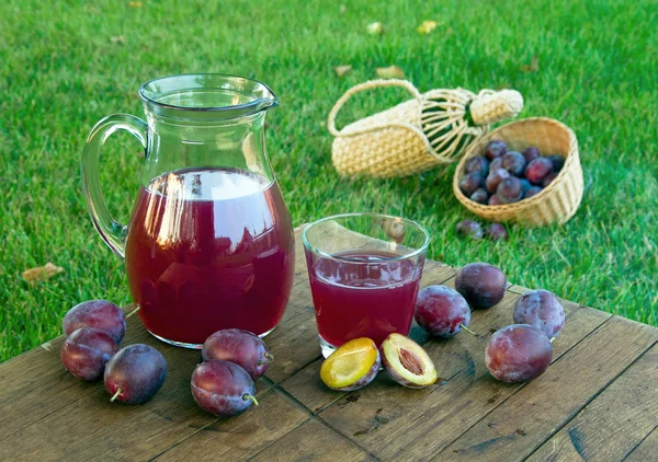 Jus Prune Carafe Verre Avec Prunes Sur Fond Pelouse Verte — Photo