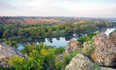 Kayalar nehir tarafından taş