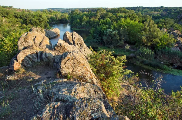 Скелі на березі річки в резерві — стокове фото