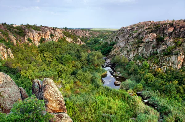 Nehir ile Kanyon doğal görünümünü