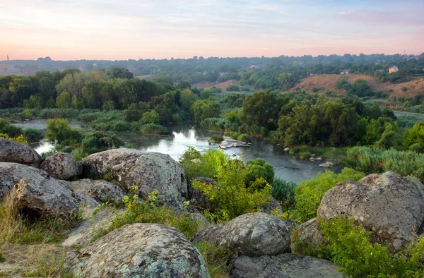 Скелі і річка в резерві — стокове фото