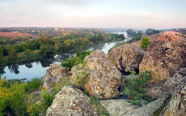 Longas encostas da pedra e do rio na reserva — Fotografia de Stock