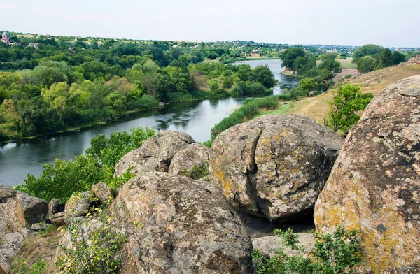 Nagy kő, a folyó mellett sziklák — Stock Fotó