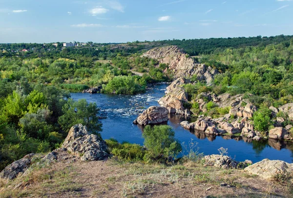 Річка зі скелями в заповіднику — стокове фото