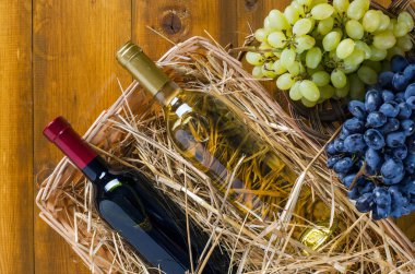 İki şarap şişe ve üzüm demet