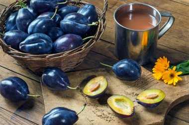 Bir sepet ve erik suyu olgun Erik