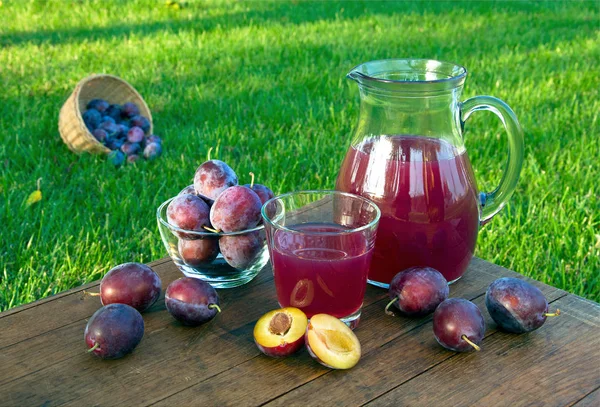 Jus de pruneau dans la carafe et verre aux prunes . — Photo