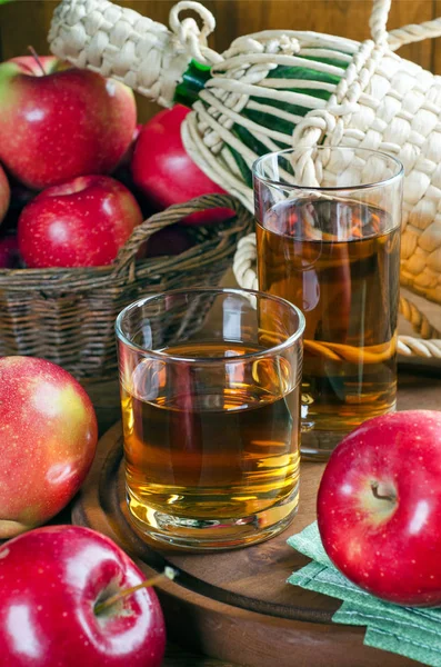 Яблучний сік в окулярах, яблуках і пляшці . — стокове фото
