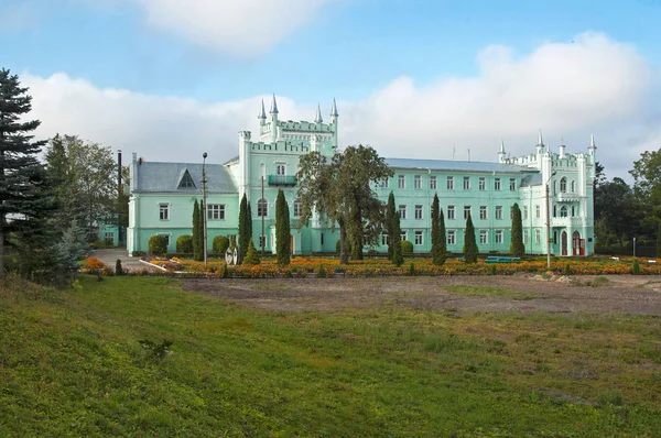 El antiguo palacio en estilo gótico — Foto de Stock