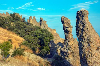 Kayalar rezerv mavi denize karşı