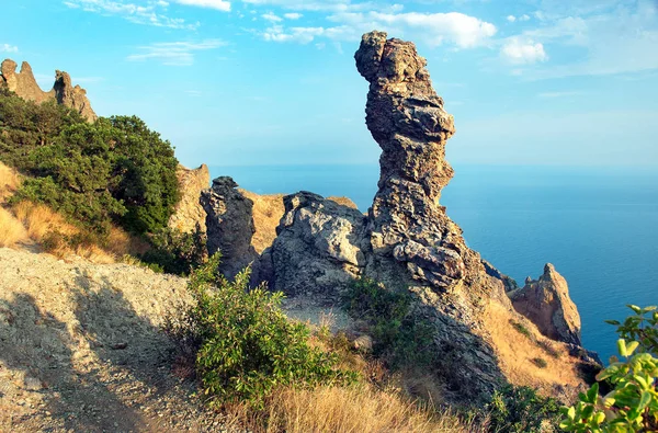 Экзотические скалы против синего моря — стоковое фото