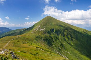 Yüksek dağ gökyüzü karşı