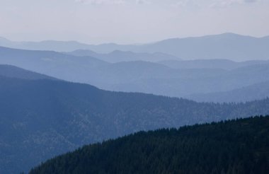 Mavi tonu dağlarda.