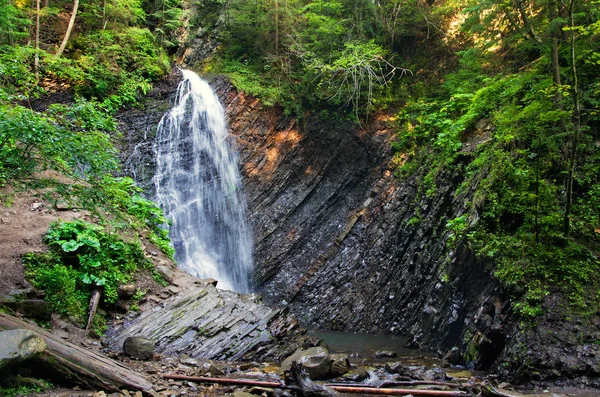 Cachoeira de montanha na floresta verde — Fotografia de Stock