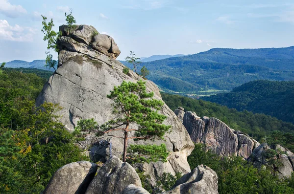 Dağlarda büyük taş — Stok fotoğraf