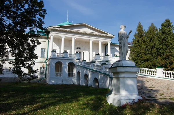 View of the estate in Sokyryntsi on a sunny day. — Stock Photo, Image