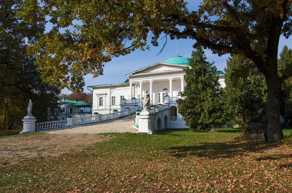 Blick auf den alten Palast in Sokyrynzi im herbstlichen Park. — Stockfoto