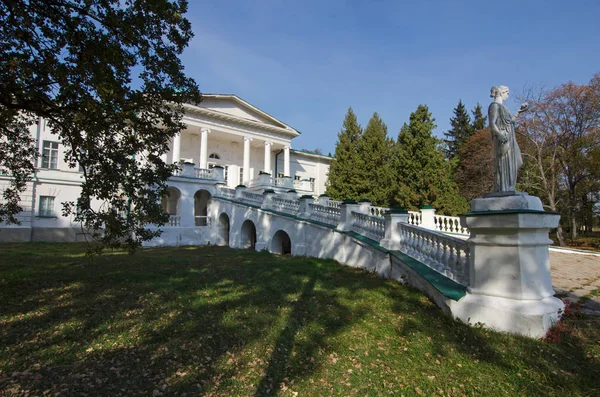 Der Hof in sokyryntsi an einem sonnigen Tag. — Stockfoto