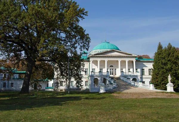 Altes Gut in Sokyrynzi im herbstlichen Park. — Stockfoto